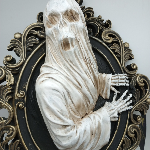 Skull Ghost Wall Hanging - Picture 2 of 2